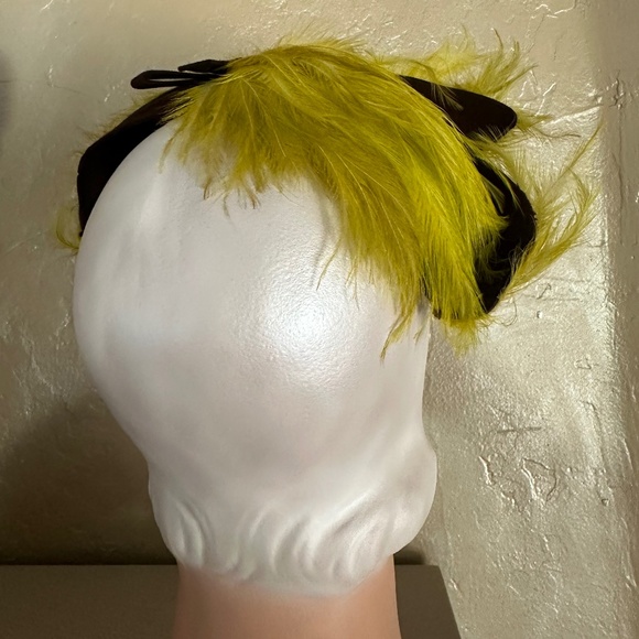 GORGEOUS 1930\'s BROWN FELT HAT WITH ASYMMETRICAL BRIM WITH CHARTREUSE FEATHERS main image 15